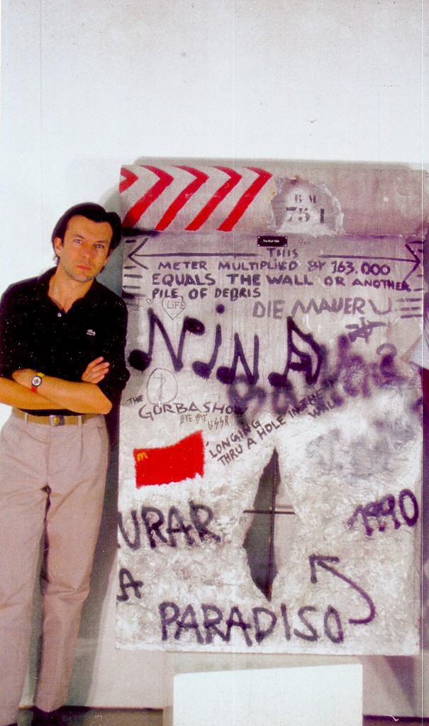 1990 Artist T.D. in front av sculpture of the Berlin wall